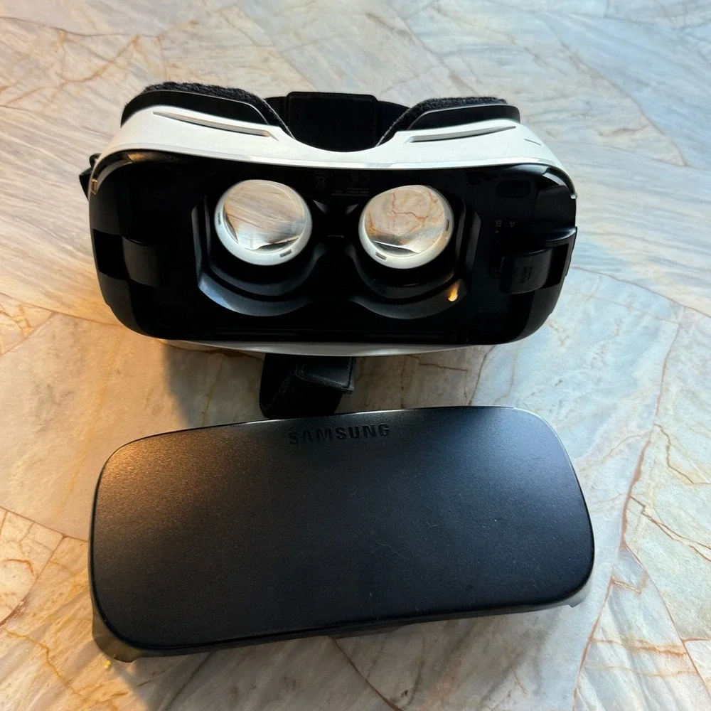 Samsung‎ Gear VR SM R322 Powered by Oculus Virtual Reality Headset White